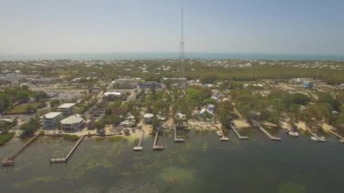 Key Largo tatil evleri ve waterfront, Güney Florida, ABD Hava görünümünü. 4k