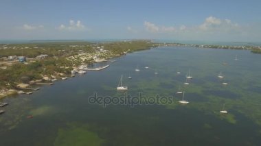 Key Largo tatil evleri ve waterfront, Güney Florida, ABD Hava görünümünü. 4k
