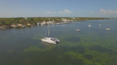 Key Largo tatil evleri ve waterfront, Güney Florida, ABD Hava görünümünü. 4k