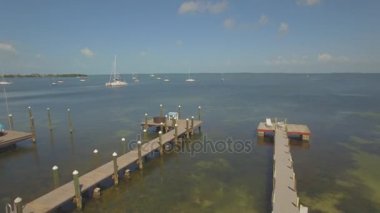 Key Largo tatil evleri ve waterfront, Güney Florida, ABD Hava görünümünü. 4k