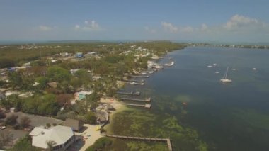 Key Largo tatil evleri ve waterfront, Güney Florida, ABD Hava görünümünü. 4k