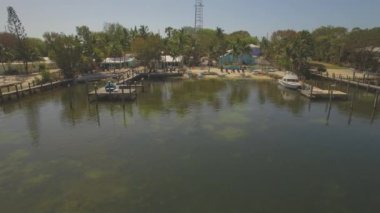 Key Largo tatil evleri ve waterfront, Güney Florida, ABD Hava görünümünü. 4k