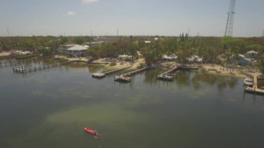 Key Largo tatil evleri ve waterfront, Güney Florida, ABD Hava görünümünü. 4k