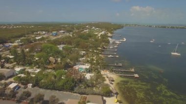 Key Largo tatil evleri ve waterfront, Güney Florida, ABD Hava görünümünü. 4k