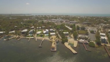 Key Largo tatil evleri ve waterfront, Güney Florida, ABD Hava görünümünü. 4k