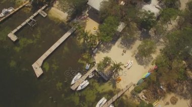 Key Largo tatil evleri ve waterfront, Güney Florida, ABD Hava görünümünü. 4k