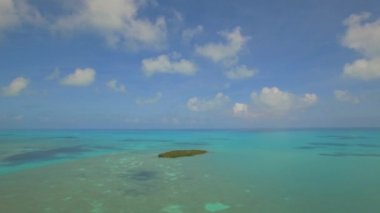 Havadan. US Route 1 ve güzel okyanus. Islamorada Adası, Florida. 4K