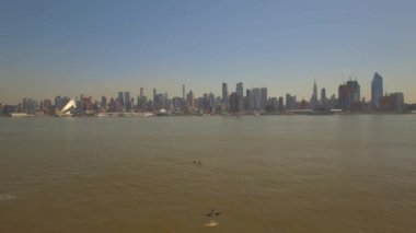 Hava. Hoboken, Hudson Nehri üzerinde 4 k uçan görünümünden Manhattan