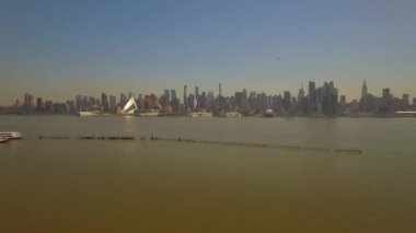 Hava. Hoboken, Hudson Nehri üzerinde 4 k uçan görünümünden Manhattan