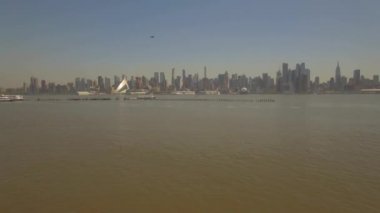 Hava. Hoboken, Hudson Nehri üzerinde 4 k uçan görünümünden Manhattan