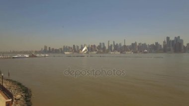 Hava. Hoboken, Hudson Nehri üzerinde 4 k uçan görünümünden Manhattan