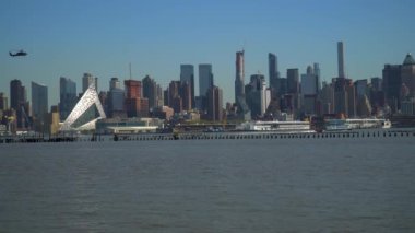 Hudson Nehri üzerinde uçan bir helikopter. Manhattan siluetinin. 4k