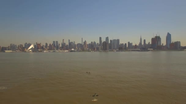 Antenn Manhattan Utsikt Från Hoboken Flyger Över Hudsonfloden — Stockvideo
