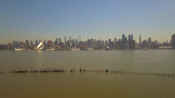 Antenn Manhattan Utsikt Från Hoboken Flyger Över Hudsonfloden — Stockvideo