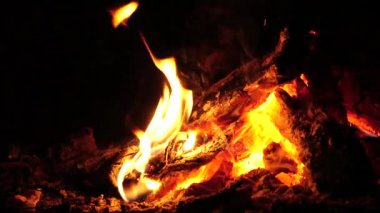 Ağır çekim. Şenlik ateşi. Yanan odun avluda. Görünümü kapatın. Uzak ihtimal