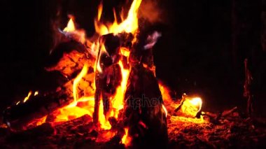 Şenlik ateşi. Yanan odun avluda. 4k görünümü kapatın.