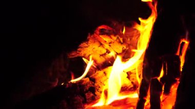 Şenlik ateşi. Yanan odun avluda. 4k görünümü kapatın.