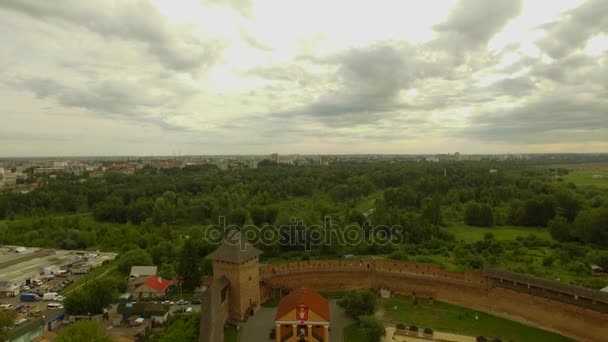 Aereo. Principe Lubart castello di pietra, punto di riferimento della città di Lutsk, Ucraina. 4K — Video Stock