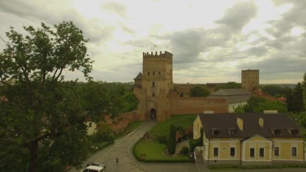 Antenowe. Księcia Lubarta kamienny zamek, punkt orientacyjny z miasta Łuck, Ukraina. 4k — Wideo stockowe