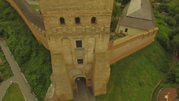 Aérien. Château en pierre Prince Lubart, point de repère de la ville de Lutsk, Ukraine. 4K 