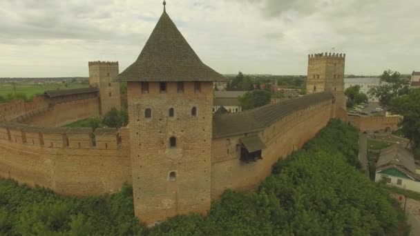 Antény. Prince Lubart kamenný hrad, mezníkem města Luck, Ukrajina. 4k — Stock video