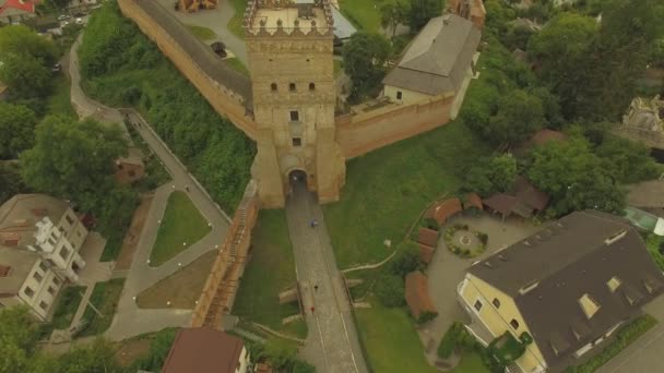 Aérien. Château en pierre Prince Lubart, point de repère de la ville de Lutsk, Ukraine. 4K 