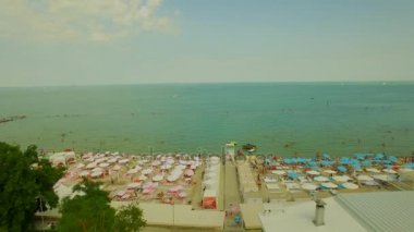 Havadan görünümü. Popüler şehir beach. Deniz kenarı, 4k, birçok güneş şemsiyeleri