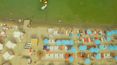 Havadan görünümü. Popüler şehir beach. Deniz kenarı, 4k, birçok güneş şemsiyeleri