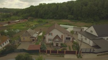 Hava. Tipik kırsal Ukrayna. Banliyö konut aera. 4k