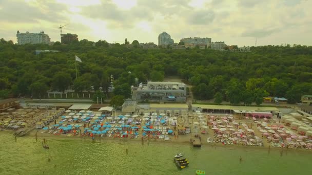 Luchtfoto. Populaire stad beach. Veel parasols aan de kust, 4k — Stockvideo