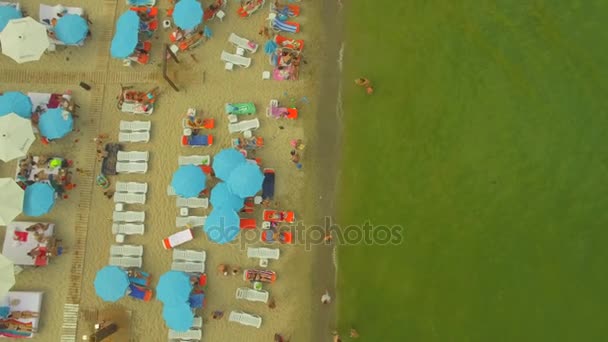 Luchtfoto. Populaire stad beach. Veel parasols aan de kust, 4k — Stockvideo