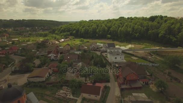 Aérea. Campo típico de Ucrania. Suburban residencial aera. 4K — Vídeo de stock