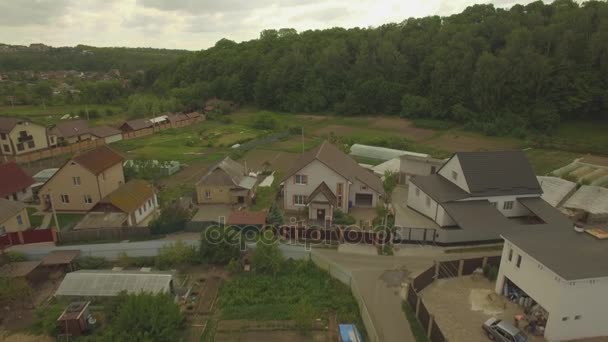 Luchtfoto. Typisch landschap in Oekraïne. Suburban residential aera. 4k — Stockvideo