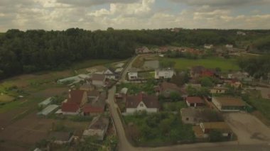 Hava. Tipik kırsal Ukrayna. Banliyö konut aera. 4k