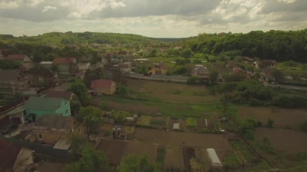 空中。ウクライナの典型的な田園地帯。郊外住宅 aera。4 k — ストック動画