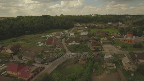 Aérea. Campo típico de Ucrania. Suburban residencial aera. 4K — Vídeo de stock