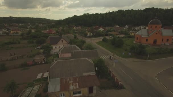 Aérea. Campo típico de Ucrania. Suburban residencial aera. 4K — Vídeo de stock