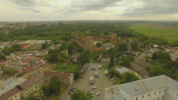 Antenowe. Księcia Lubarta kamienny zamek, punkt orientacyjny z miasta Łuck, Ukraina. 4k — Wideo stockowe