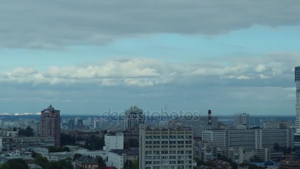 Idő telik el lövés esős felhők a kijevi város felett. Panoráma. 4k — Stock videók
