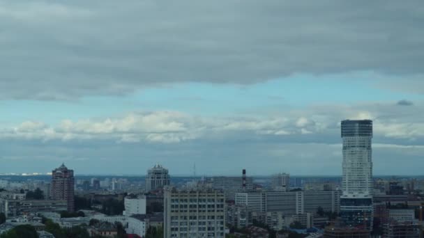 Zaman atlamalı Kiev şehri yağmurlu bulutlar bir kadeh. Panorama. 4k — Stok video