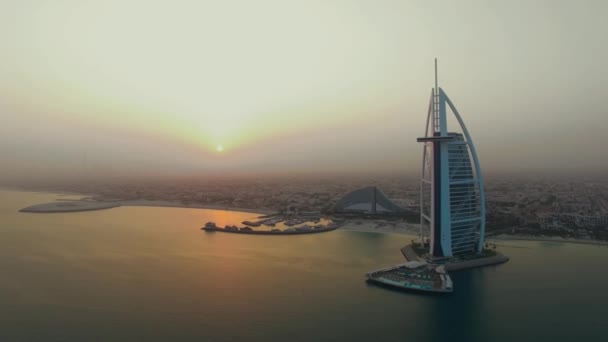 DUBAI, Emirados Árabes Unidos, 17 de agosto de 2017. Aéreo. Burj Al Arab, o hotel mais famoso do mundo. Nascer do sol. 4K — Vídeo de Stock