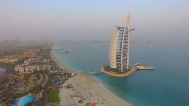 Dubaj, Spojené arabské emiráty, 17 srpna 2017. Antény. Burdž Al-Arab, nejslavnější hotel na světě. Východ slunce. 4k — Stock video