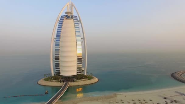 Dubai, Egyesült Arab Emírségek, augusztus 17-én, 2017. Légi. Burj Al Arab, a világ leghíresebb szállodái. Sunrise. 4k — Stock videók