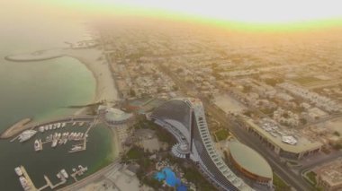 Hava. Jumeirah otel. Kamera etrafında sinekler. Güneş doğuyor. 4k
