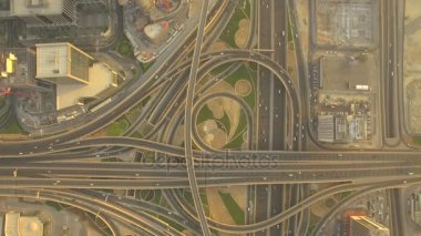 Hava. Sheikh Zayed Road kavşak ve Dubai Metro tren. 4k.