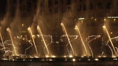 Dubai, Birleşik Arap Emirlikleri, 17 Ağustos 2017. Ağır çekim: Dubai müzik Çeşmesi. Dubai Alışveriş Merkezi ve Uluslararası Dubai Kongre ve Sergi Sarayı yanında göster.