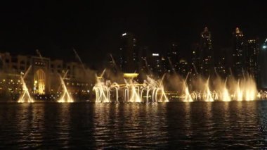 Dubai, Birleşik Arap Emirlikleri, 17 Ağustos 2017. Ağır çekim: Dubai müzik Çeşmesi. Dubai Alışveriş Merkezi ve Uluslararası Dubai Kongre ve Sergi Sarayı yanında göster.