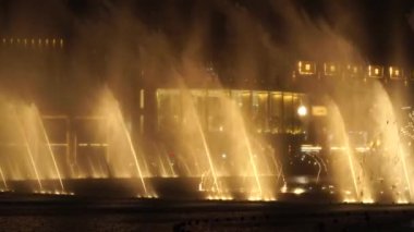 DUBAI, Birleşik Arap Emirlikleri, 17 Ağustos 2017 Dubai müzikali Fountain. Dubai Alışveriş Merkezi ve Burj Halife 'nin yanında. 4K.