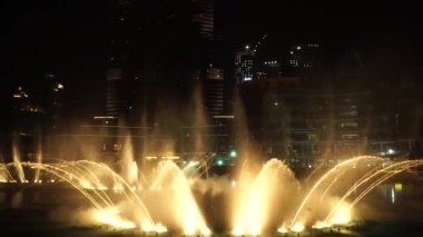 DUBAI, Birleşik Arap Emirlikleri, 17 Ağustos 2017 Dubai müzikali Fountain. Dubai Alışveriş Merkezi ve Burj Halife 'nin yanında. 4K.