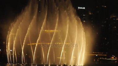 Dubai, Birleşik Arap Emirlikleri, 17 Ağustos 2017. Ağır çekim: Dubai müzik Çeşmesi. Dubai Alışveriş Merkezi ve Uluslararası Dubai Kongre ve Sergi Sarayı yanında göster.